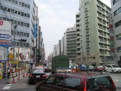 新宿四丁目方向に明治通りは進む。